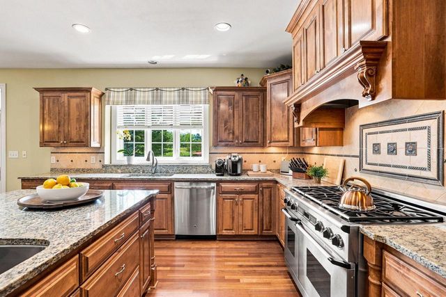 2125 Carriage Hills DRIVE, Delafield, WI 53018