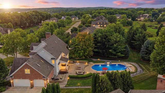 2125 Carriage Hills DRIVE, Delafield, WI 53018