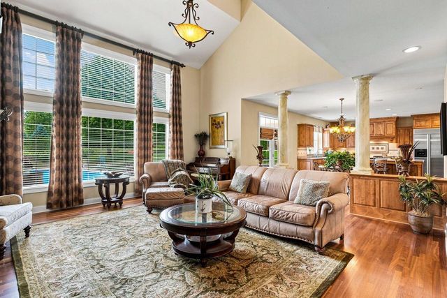 2125 Carriage Hills DRIVE, Delafield, WI 53018