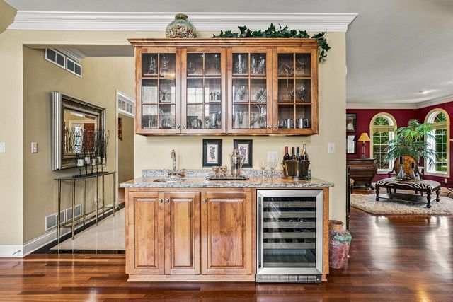 2125 Carriage Hills DRIVE, Delafield, WI 53018