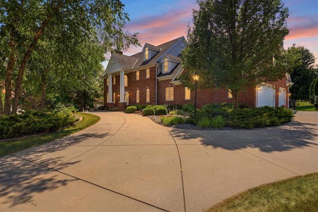 2125 Carriage Hills DRIVE, Delafield, WI 53018