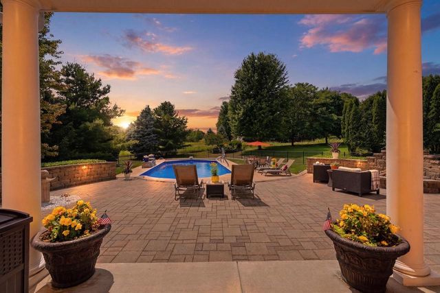 2125 Carriage Hills DRIVE, Delafield, WI 53018