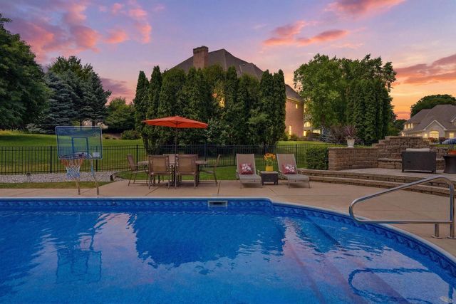 2125 Carriage Hills DRIVE, Delafield, WI 53018