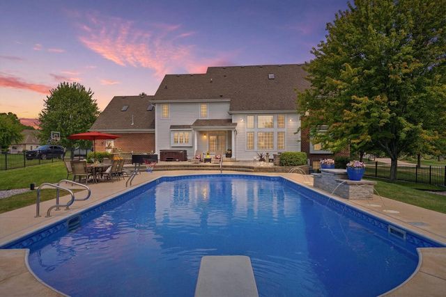 2125 Carriage Hills DRIVE, Delafield, WI 53018