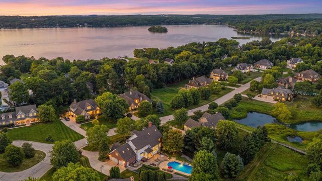 2125 Carriage Hills DRIVE, Delafield, WI 53018