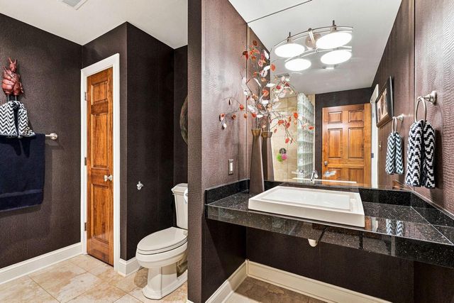 2125 Carriage Hills DRIVE, Delafield, WI 53018