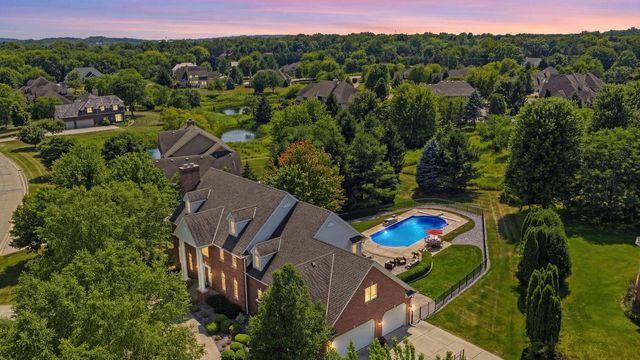 2125 Carriage Hills DRIVE, Delafield, WI 53018
