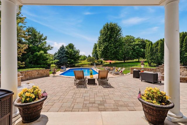 2125 Carriage Hills DRIVE, Delafield, WI 53018
