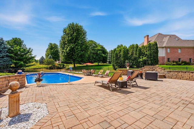 2125 Carriage Hills DRIVE, Delafield, WI 53018