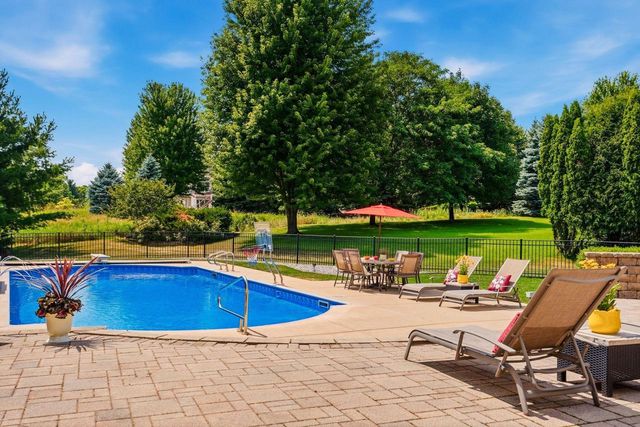 2125 Carriage Hills DRIVE, Delafield, WI 53018