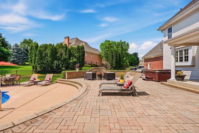 2125 Carriage Hills DRIVE, Delafield, WI 53018