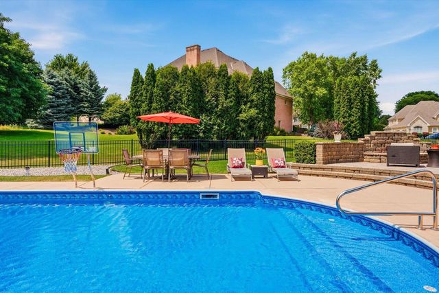 2125 Carriage Hills DRIVE, Delafield, WI 53018