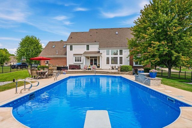 2125 Carriage Hills DRIVE, Delafield, WI 53018