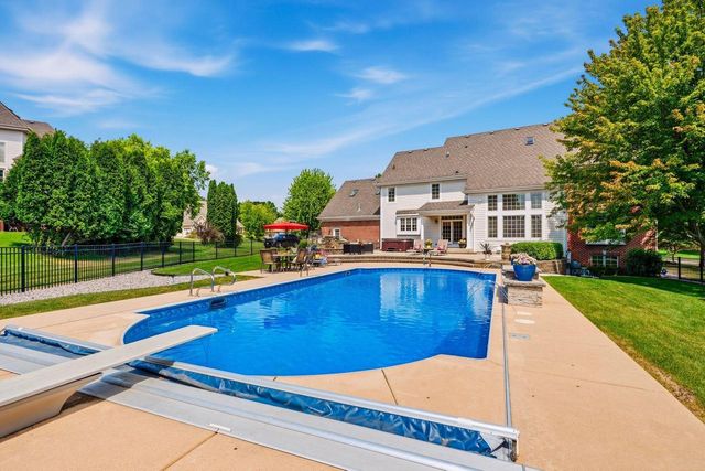 2125 Carriage Hills DRIVE, Delafield, WI 53018