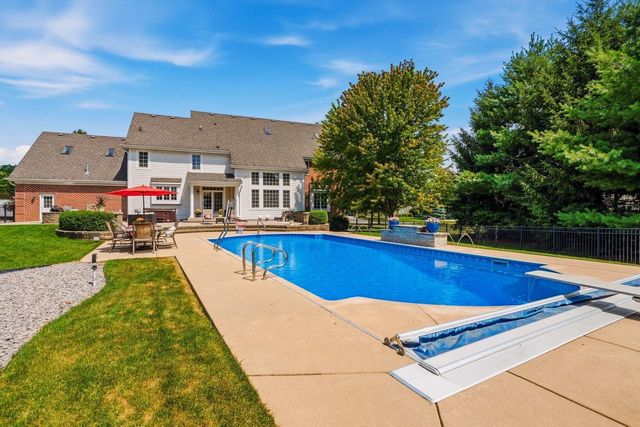 2125 Carriage Hills DRIVE, Delafield, WI 53018