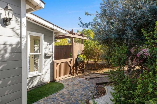 697 Ocean View Avenue, Encinitas, CA 92024