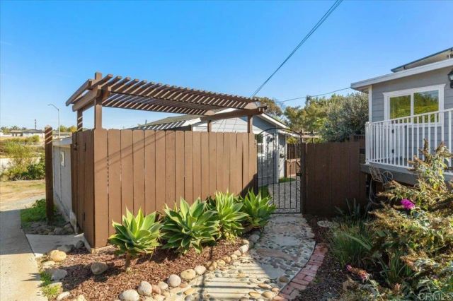 697 Ocean View Avenue, Encinitas, CA 92024
