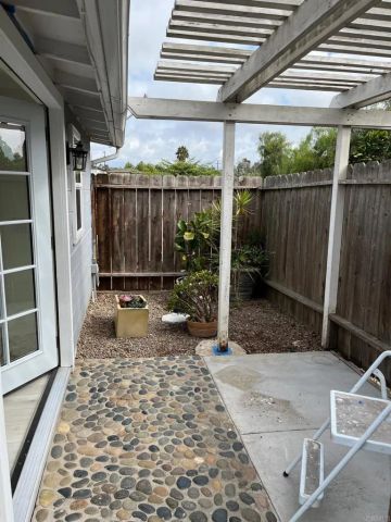 697 Ocean View Avenue, Encinitas, CA 92024