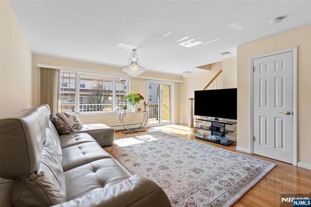 33 Ingraffia Drive, Elmwood Park, NJ 07407