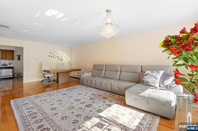 33 Ingraffia Drive, Elmwood Park, NJ 07407