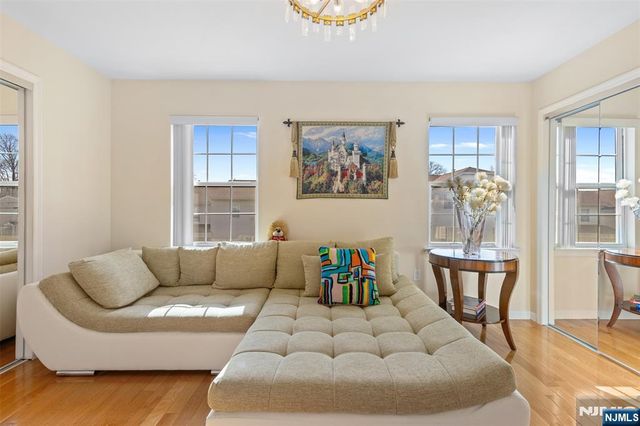 33 Ingraffia Drive, Elmwood Park, NJ 07407