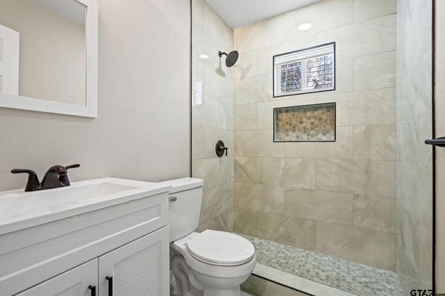 236 Alamo St, Lone Star, TX 75668