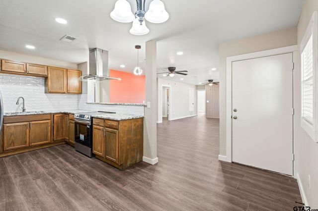 236 Alamo St, Lone Star, TX 75668