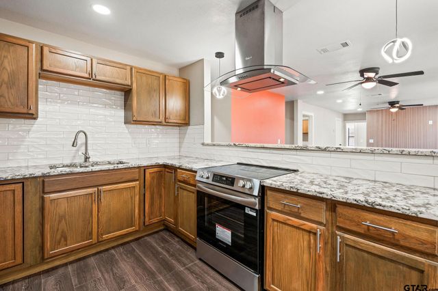 236 Alamo St, Lone Star, TX 75668