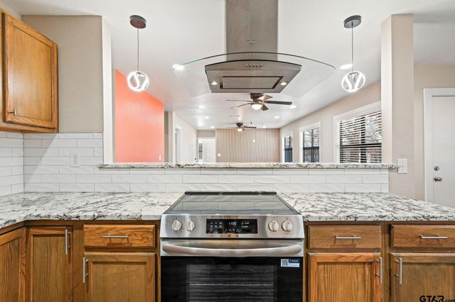 236 Alamo St, Lone Star, TX 75668