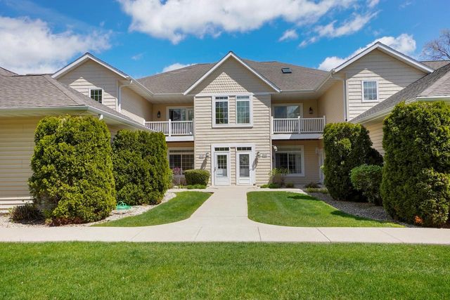 W398N5983 Autumn Woods DRIVE, Oconomowoc, WI 53066
