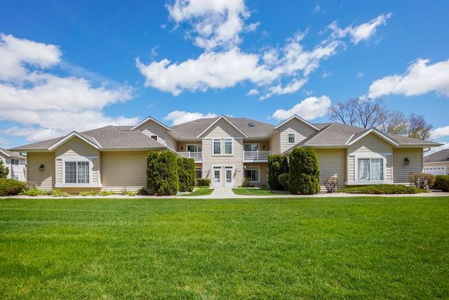 W398N5983 Autumn Woods DRIVE, Oconomowoc, WI 53066