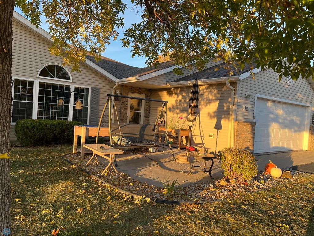 358 30th Street N, Moorhead, MN 56560