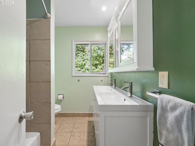 3673 MAPLETON Dr, West Linn, OR 97068