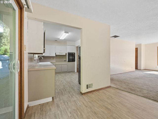3673 MAPLETON Dr, West Linn, OR 97068