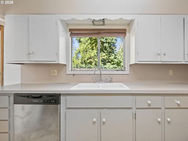 3673 MAPLETON Dr, West Linn, OR 97068