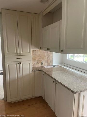 100 W Hickory Grove Road 7, Bloomfield Hills, MI 48304