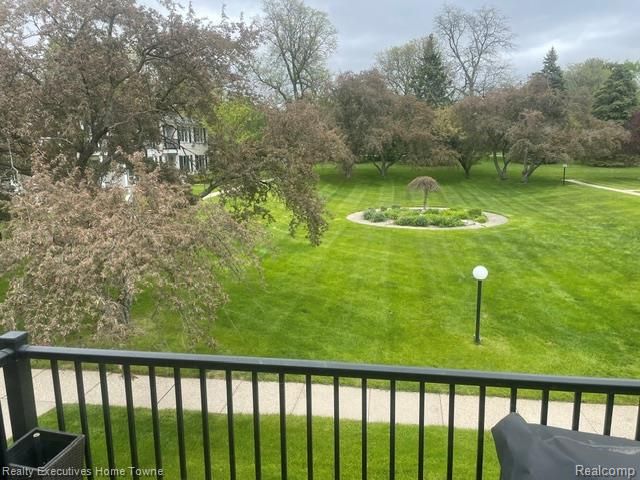 100 W Hickory Grove Road 7, Bloomfield Hills, MI 48304