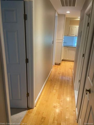 100 W Hickory Grove Road 7, Bloomfield Hills, MI 48304
