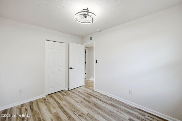 9403 Moonridge Pl, Louisville, KY 40229