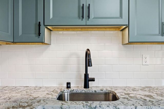 9403 Moonridge Pl, Louisville, KY 40229