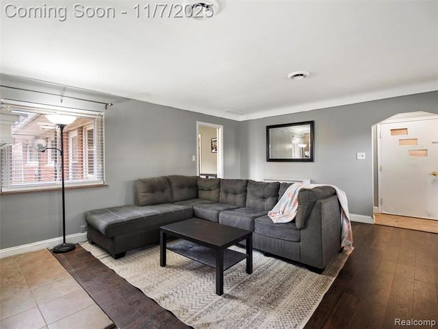 7231 Weingartz, Center Line, MI 48015