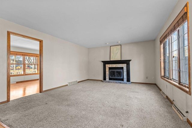 2189 E PRAIRIE CREEK DRIVE, Neenah, WI 54956