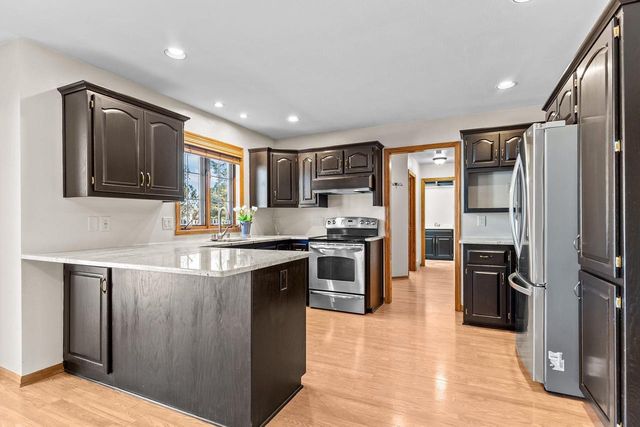 2189 E PRAIRIE CREEK DRIVE, Neenah, WI 54956