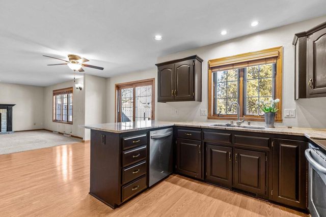 2189 E PRAIRIE CREEK DRIVE, Neenah, WI 54956