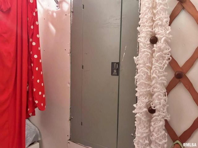 27 Grasty Road, Golconda, IL 62938