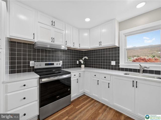 2 E CENTER ST, Nesquehoning, PA 18240