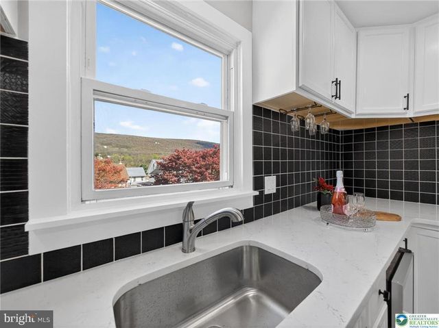2 E CENTER ST, Nesquehoning, PA 18240