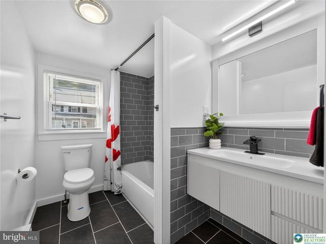 2 E CENTER ST, Nesquehoning, PA 18240