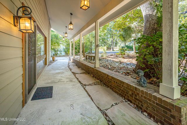 308 Lovers Lane, Ocean Springs, MS 39564