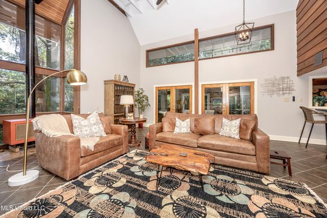 308 Lovers Lane, Ocean Springs, MS 39564